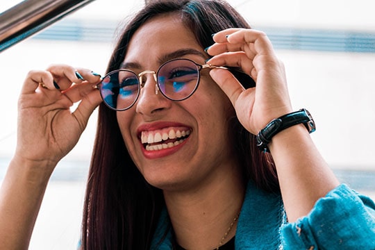 mulher sorrindo usando óculos